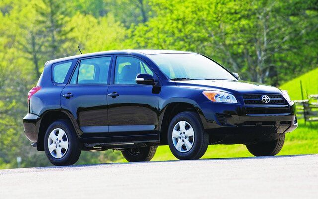 Compare self-drive and chauffeur-driven car rental options in Rwanda. Learn the pros, costs, benefits, and find the best choice for your business trip, safari, or holiday.